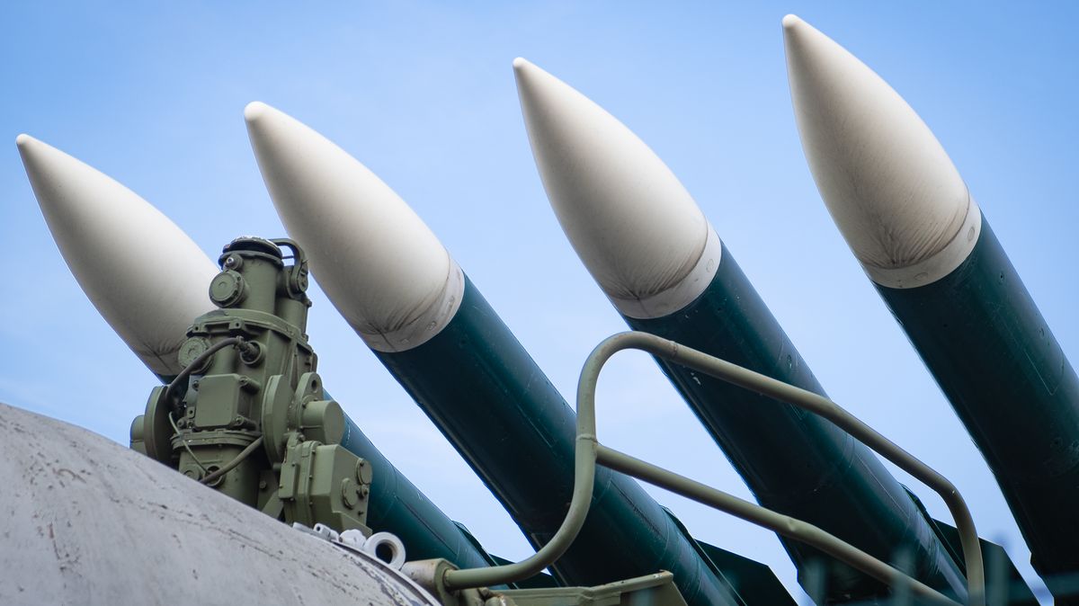 Kyjevem otřásly výbuchy, mířilo na něj osm ruských raket